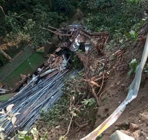 नाहन: सरिए से लदा ट्रक बेकाबू होकर ढांग में जा गिरा,घायल पीजीआई रवाना....