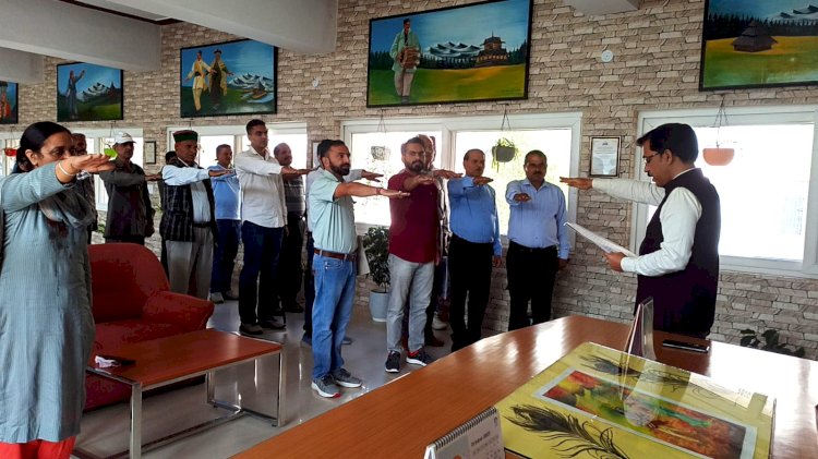 सरदार पटेल और इंदिरा गांधी को दी श्रद्धांजलि