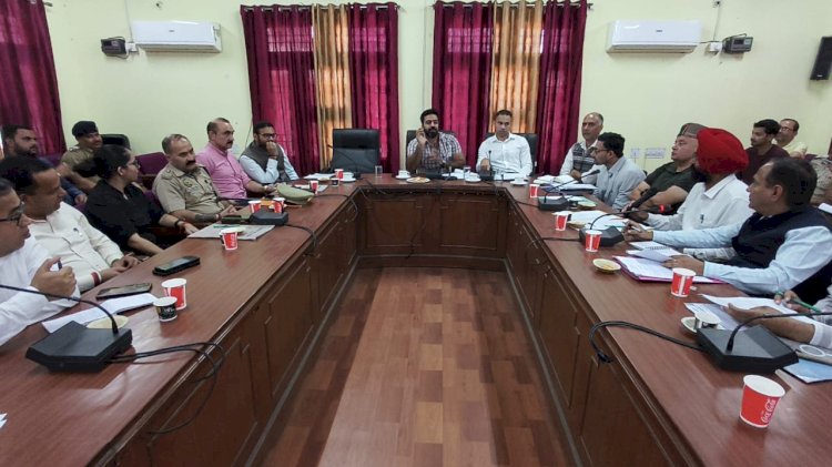 स्कूटी-बाइक से स्कूल आने वाले विद्यार्थियों के मामलों में ऊना जिला प्रशासन सख्त, डीसी बोले...प्रधानाचार्यों की जवाबदेही होगी तय