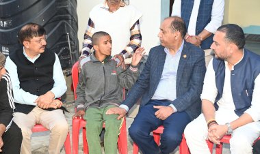 जयराम ठाकुर पहुंचे सासन, गांव मासूम गोलू से मिलकर हुए भावुक