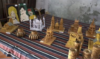 उद्योग विभाग की योजना ने बदल दी संतोष की तकदीर बांस की कलाकृतियां बनाकर घर में ही हर माह कमा रही हैं हजारों रुपये