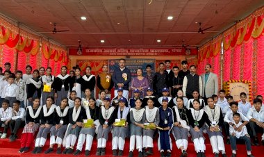 विद्यार्थियों के उज्ज्वल भविष्य हेतु हर संभव सहायता प्रदान करने के लिए सरकार प्रतिबद्ध: मलेन्द्र राजन