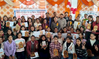बाल विकास परियोजना हमीरपुर की प्रतिभाशाली बेटियों को किया सम्मानित