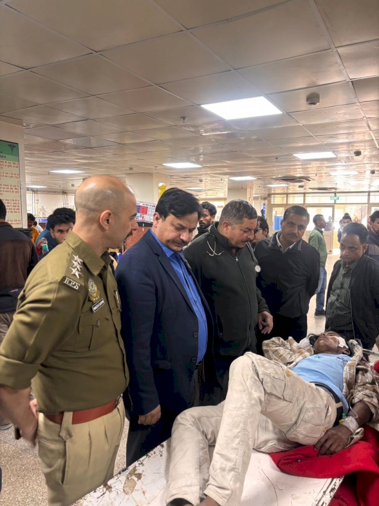 शिमलाः बीती रात नारकंडा में सड़क  हादसा 16 लोग घायल, आईजीएमसी में भर्ती, डीसी से अस्पताल का दौरा किया...