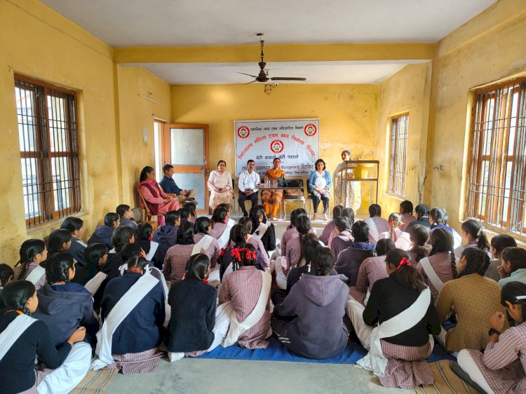 कोट और मटाहणी स्कूल की छात्राओं को बताए तनाव से निपटने के उपाय