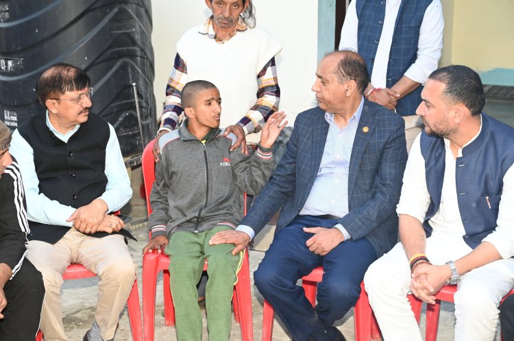 जयराम ठाकुर पहुंचे सासन, गांव मासूम गोलू से मिलकर हुए भावुक