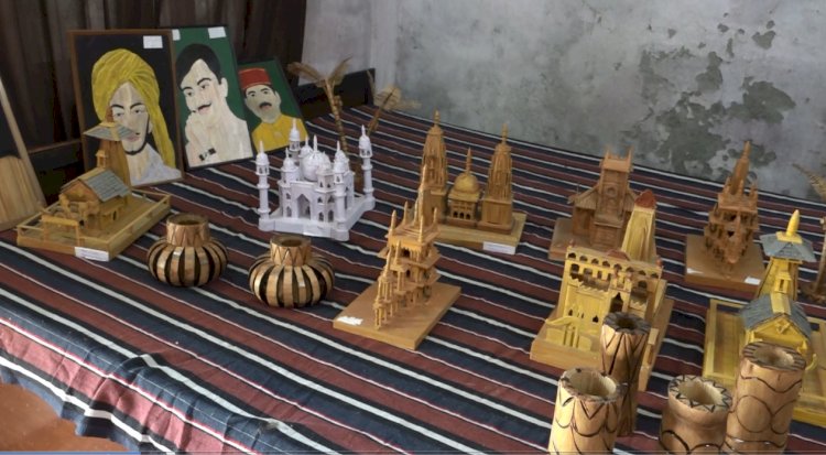 उद्योग विभाग की योजना ने बदल दी संतोष की तकदीर बांस की कलाकृतियां बनाकर घर में ही हर माह कमा रही हैं हजारों रुपये