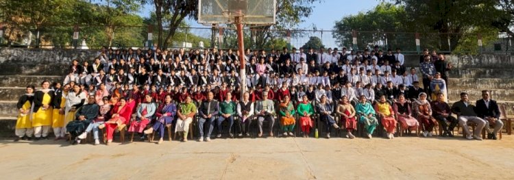 उपायुक्त सहित अधिकारियों ने ‘अपना विद्यालय’ के तहत स्कूलों में पहुंचकर बच्चों के साथ मनाया बाल दिवस