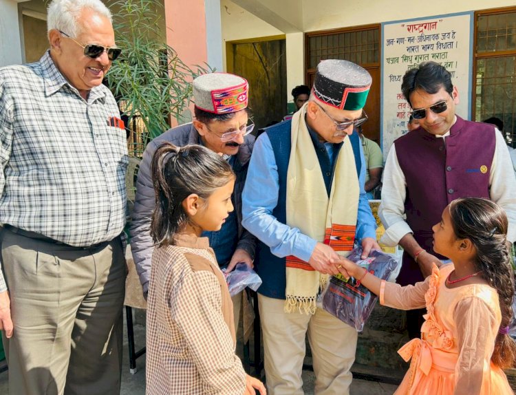 रोटरी क्लब नाहन ने बाल दिवस पर स्कूली बच्चों को वितरित किये 175 स्वेटर