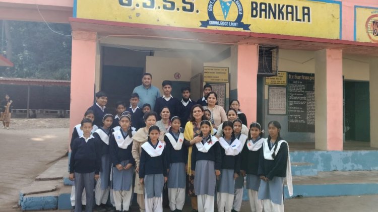 नाहन: त्रिभुवन स्टोन क्रशर की और से बनकला जमा दो स्कुल में बांटे स्वेटर..