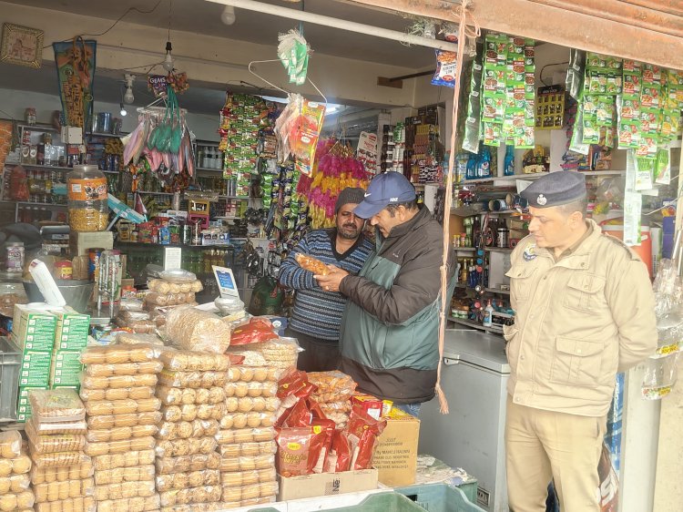 किन्नौर जिला के पूह में कोटपा अधिनियम-2003 के तहत दुकानों एवं ढाबों का औचक निरीक्षण