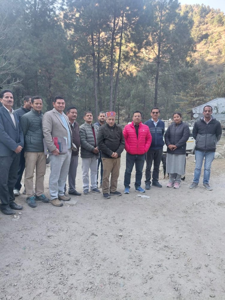 उपमंडलाधिकारी बंजार ने राजीव गांधी डे बोर्डिंग स्कूल कलवारी हेतु चयनित भूमि का निरीक्षण किया