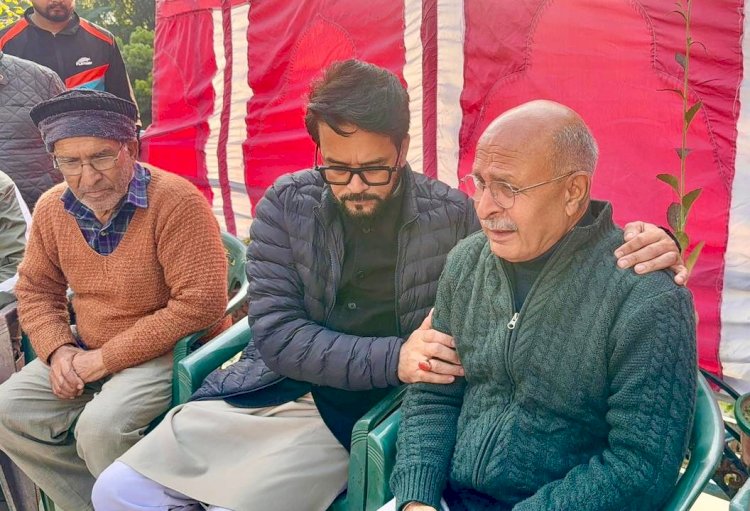 अनुराग सिंह ठाकुर ने शहीद विंग कमांडर नमांश सयाल के परिवार से की मुलाकात, दी श्रद्धांजलि