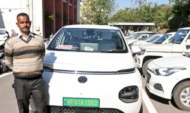 शंकर सिंह व रमेश कुमार को सरकार की ई-टैक्सी योजना से मिला रोजगार