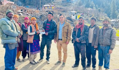 तीर्थन घाटी में झनियार गांव के आपदा पीड़ितों को मिल रही लगातार सहायता। खेलकूद एवं पर्यटन विकास समिति शिल्ही ने सौंपी 21 हजार रुपये की राहत राशि।