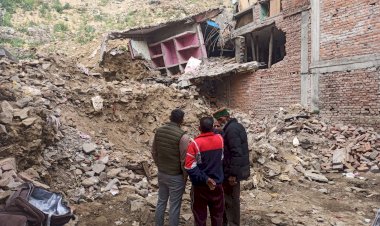 कुल्लू के इनर अखाड़ा बाजार में भूस्खलन पीड़ितों की याचना पर प्रशासन का जवाब