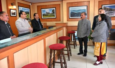 मुख्यमंत्री ने पर्यटक सूचना केन्द्र का निरीक्षण किया