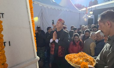 अटल जी की 100वीं जन्मजयंती पर डॉ. राजीव बिंदल ने रिज मैदान में प्रतिमा पर अर्पित की पुष्पांजलि