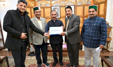 मुख्यमंत्री को देवेन्द्र सिंह श्याम ने कॉफी टेबल बुक की भेंट