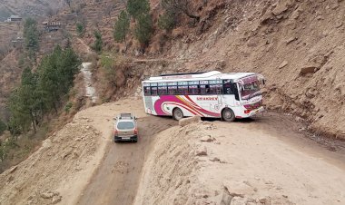 तीर्थन घाटी के बंजार-बठाहड़ सड़क पर खतरे का कारण बना कैंची मोड़।