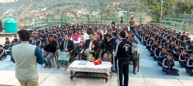 पंकज शर्मा ने बसंतपुर स्कूल में बच्चों को एंटी चिट्टा अभियान के तहत किया जागरूक