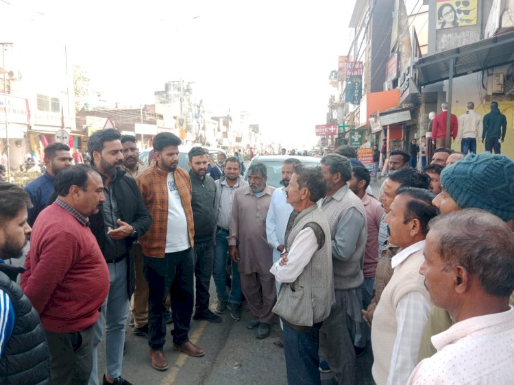 लगातार जारी है प्रशासन की बाजारों में व्यवस्था सुधार की कवायद, डीसी ने मैहतपुर बाजार का किया दौरा