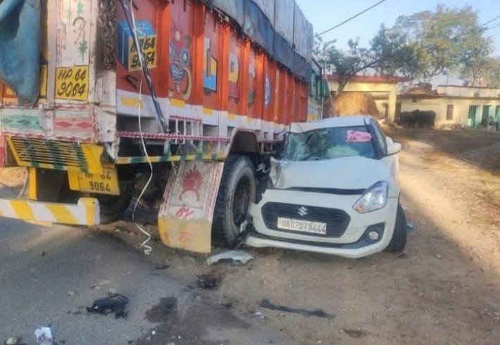 नाहन: कार - ट्रक भिड़े, 3 लोग बचे बाल बाल, बीती रात नेशनल हाईवे पर हुआ हादसा..