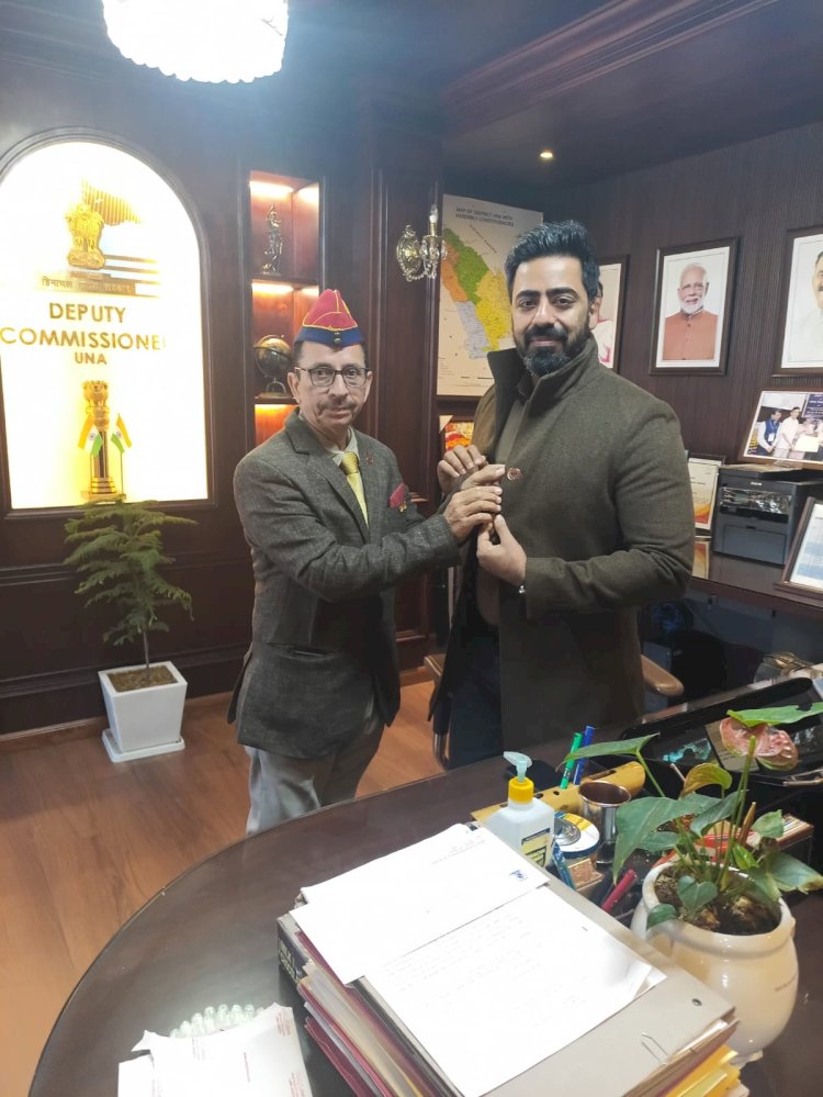 झंडा दिवस पर लेफ्टिनेंट कर्नल एस.के. कालिया ने उपायुक्त को लगाया सेना झंडा