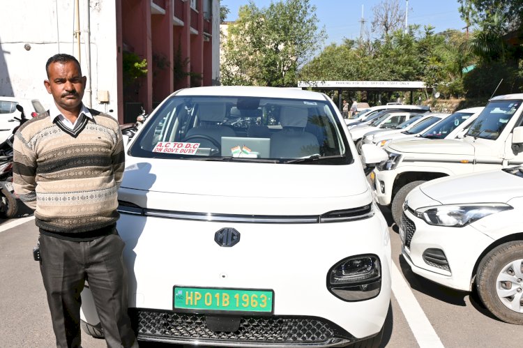 शंकर सिंह व रमेश कुमार को सरकार की ई-टैक्सी योजना से मिला रोजगार