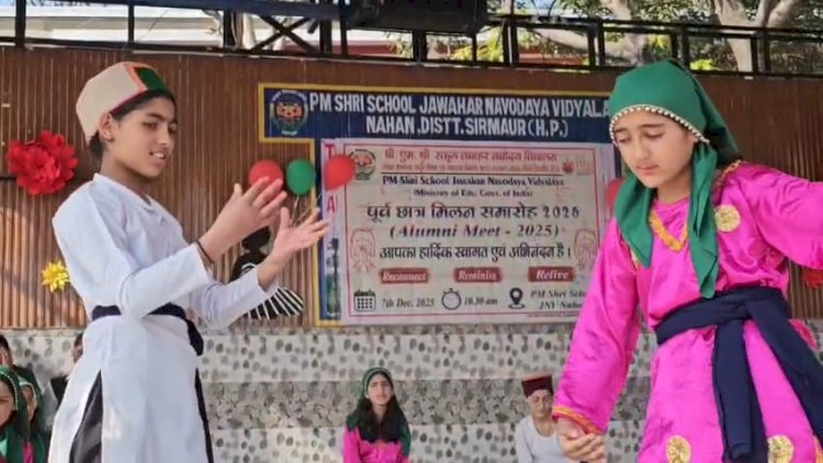 JNV स्कूल में पूर्व छात्र मिलन समारोह आयोजित, स्कूल के पुराने छात्रों ने स्कूली बच्चो के साथ सांझा किए अनुभव