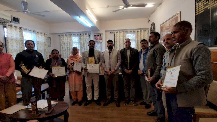 व्यक्तिग एवं सामुदायिक स्तर पर मानकों के अनुसार श्रेष्ठ शौचालय की श्रेणी में सम्मान प्रदान