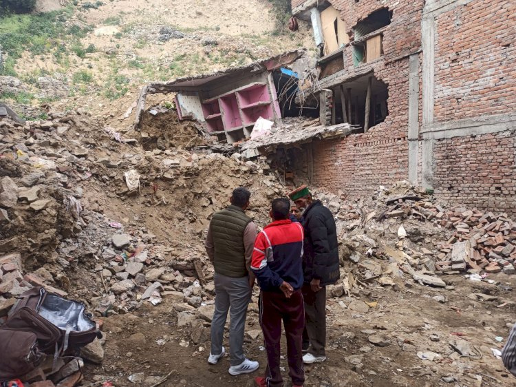 कुल्लू के इनर अखाड़ा बाजार में भूस्खलन पीड़ितों की याचना पर प्रशासन का जवाब