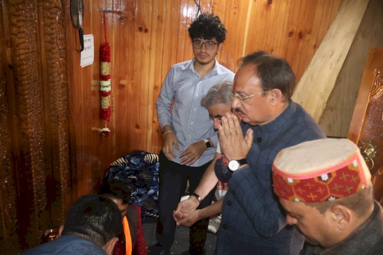 उद्योग मंत्री हर्षवर्धन चौहान ने सपरिवार चालदा महासु महाराज के पशमी मंदिर में विराजमान होने पर नवाया शीश 