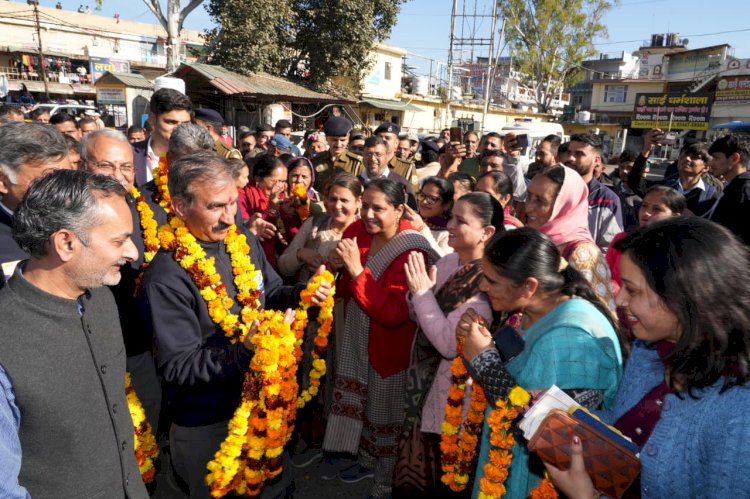 मुख्यमंत्री ने नादौन-हमीरपुर-घुमारवीं-दिल्ली वॉल्वो बस सेवा का शुभारंभ किया