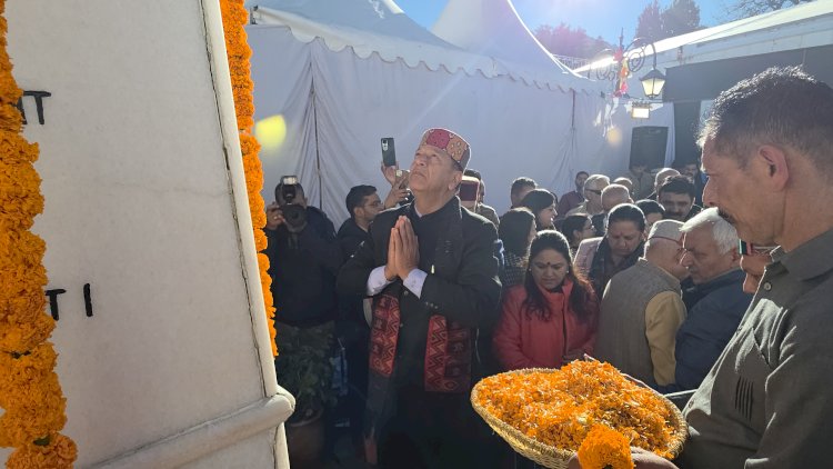 अटल जी की 100वीं जन्मजयंती पर डॉ. राजीव बिंदल ने रिज मैदान में प्रतिमा पर अर्पित की पुष्पांजलि