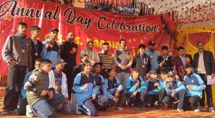 रामचंद्र पठानिया ने दरब्यार स्कूल के मेधावी विद्यार्थियों को बांटे पुरस्कार