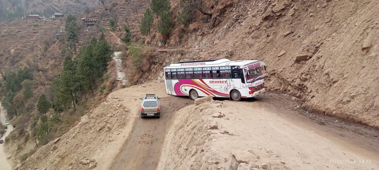 तीर्थन घाटी के बंजार-बठाहड़ सड़क पर खतरे का कारण बना कैंची मोड़।