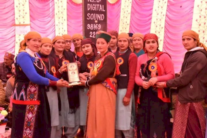 तीर्थन घाटी के तिंदर स्कुल में शैक्षणिक उत्कृष्टता और प्रतिभाओं का सम्मान।