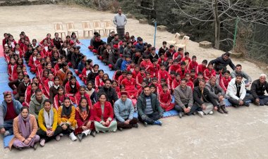 नए साल पर शिक्षा को नई दिशा, एसडीएम बंजार पंकज शर्मा ने जीभी स्कुल को दी  प्रतियोगी पुस्तकों की सौगात।