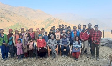 नाहन: यहां घिड़गा-चिनाड स्कुल की दशा संवारने पूर्व छात्र जुटे,1991से 2025 के पांचवी पास आउट रहे शामिल...