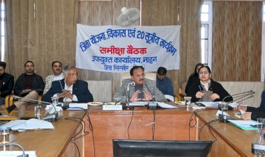 नाहन : उद्योग मंत्री हर्षवर्धन चौहान ने जिला योजना, विकास एवं 20 सूत्रीय कार्यक्रम की समीक्षा बैठक ली।