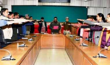 मनमोहन शर्मा ने अधिकारियों व कर्मचारियों को दिलाई मतदाता दिवस की शपथ