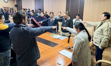 नाहन : राष्ट्रीय मतदाता दिवस पर उपायुक्त कार्यालय में दिलाई गई मतदाता शपथ