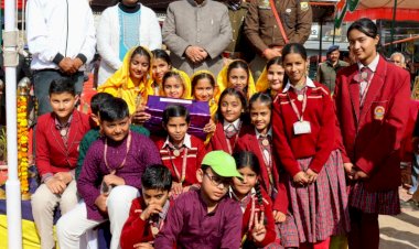 नाहन चौगान में विधानसभा अध्यक्ष कुलदीप सिंह पठानिया ने ध्वज फहराकर भव्य परेड की ली सलामी