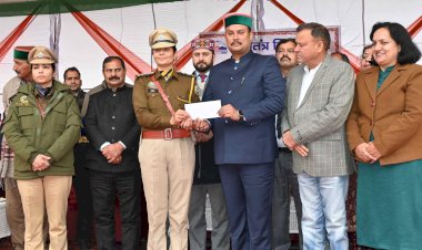 गणतंत्र दिवस के अवसर पर आयुष मंत्री ने उल्लेखनीय उपलब्धियों के लिए विभूतियां कीं सम्मानित