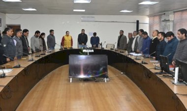 शहीद दिवस: बचत भवन में श्रद्धांजलि सभा, उपायुक्त कार्यालय के अधिकारियों व कर्मचारियों ने मौन रख शहीदों और राष्ट्रपिता को दी श्रद्धांजलि