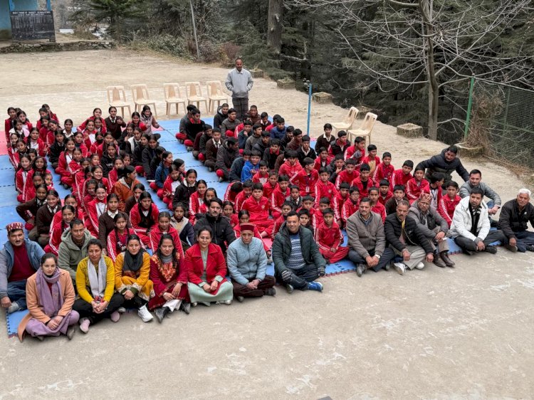 नए साल पर शिक्षा को नई दिशा, एसडीएम बंजार पंकज शर्मा ने जीभी स्कुल को दी  प्रतियोगी पुस्तकों की सौगात।