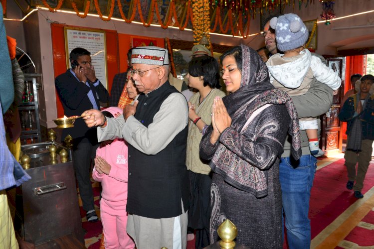 राज्यपाल ने जाखू मंदिर में पूजा-अर्चना की