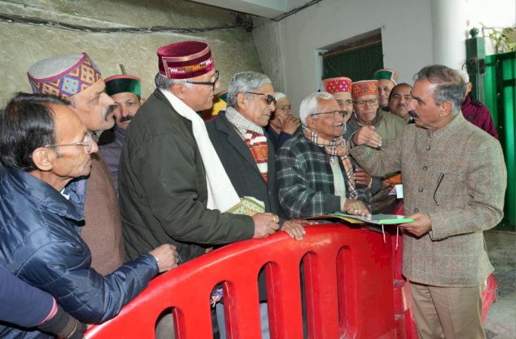 हिम-आंचल पैंशन संघ के प्रतिनिधिमंडल ने मुख्यमंत्री से भेंट की