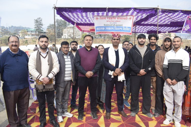 उपायुक्त हेमराज बैरवा ने विभिन्न योजनाओं के तहत दिव्यांगजन व वरिष्ठ नागरिकों को वितरित किए 35.11 लाख के सहायक उपकरण